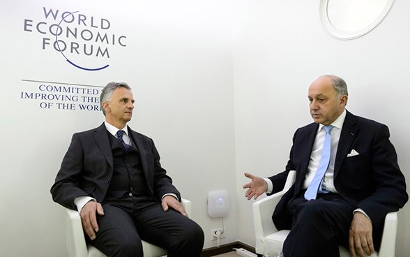Il consigliere federale Didier Burkhalter e ilministro francese degli affari esteri Laurent Fabius.