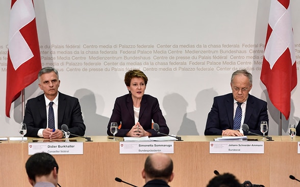Didier Burkhalter, Simonetta Sommaruga et Johann Schneider-Ammann lors de la conférence de presse à Berne.