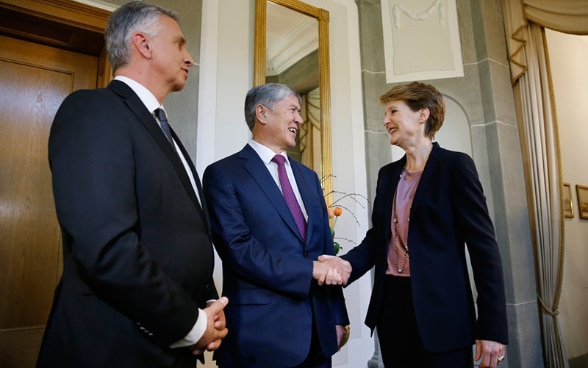 La présidente de la Confédération Simonetta Sommaruga a reçu aujourd’hui le président de la République kirghize Almazbek Atambaev en visite officielle à Berne. Ensuite, le conseiller fédéral Didier Burkhalter s’est entretenu avec le président kirghize.