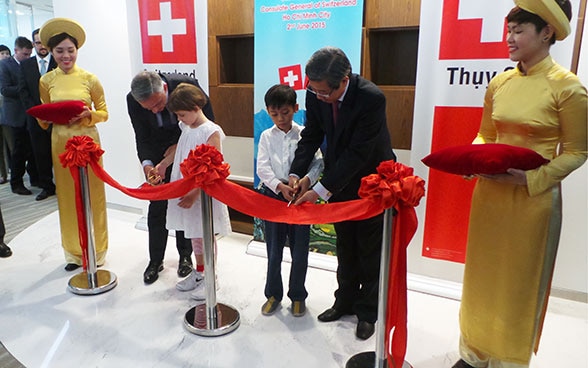 Federal Councillor Didier Burkhalter opens the new Swiss consulate general in Ho Chi Minh City. On his left, the Vice-Chairman of the People’s Committee of Ho Chi Minh City. 