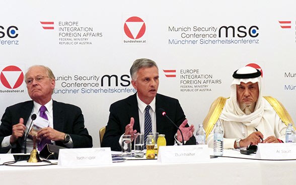 Il consigliere federale Didier Burkhalter durante la sua dichiarazione in occasione del Core Group Meeting della Conferenza sulla sicurezza di Monaco a Vienna. © DFAE