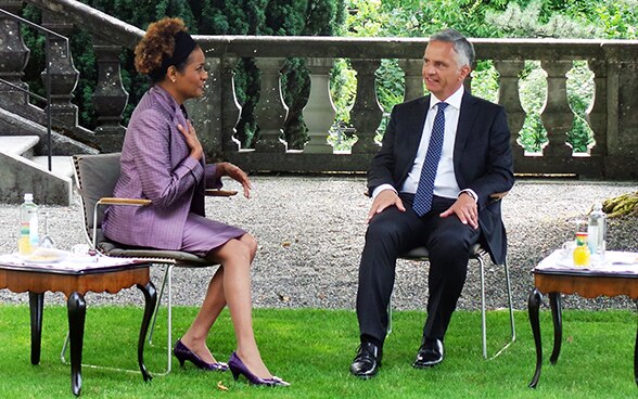  Le conseiller fédéral Didier Burkhalter s’entretient avec la secrétaire générale de l’Organisation internationale de la francophonie, Michaëlle Jean, dans le jardin de la Maison von-Wattenwyl, à Berne.