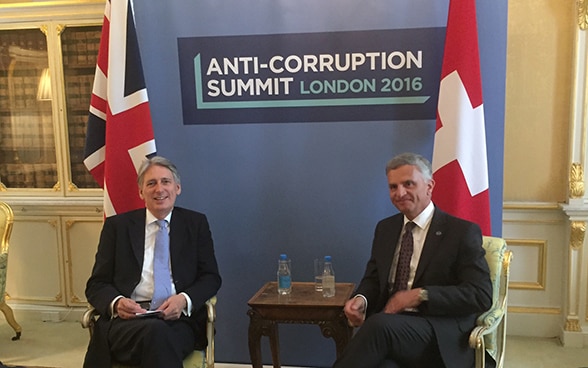 On the margins of the Anti-Corruption Summit in London Federal Councillor Didier Burkhalter held a number of bilateral talks, including with the British foreign secretary Philip Hammond. © FDFA
