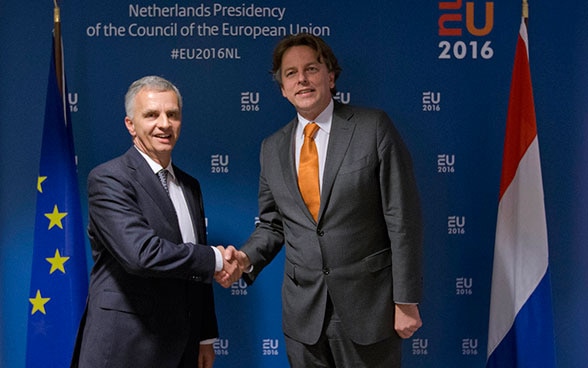 Aussenminister Didier Burkhalter wird vom niederländischen Aussenminister Bert Koenders begrüsst.