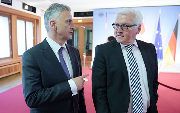 Il consigliere federale Didier Burkhalter accolto oggi a Berlino dal ministro degli esteri Frank-Walter Steinmeier in occasione di un colloquio di lavoro ufficiale.