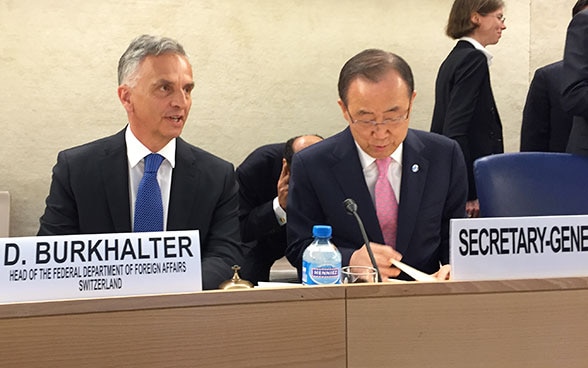 Il capo del DFAE Didier Burkhalter e il segretario generale dell’ONU Ban Ki-moon alla conferenza sulla prevenzione dell’estremismo violento a Ginevra.