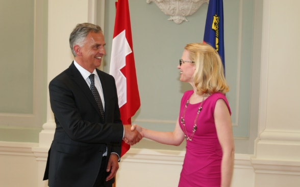 Il consigliere federale Didier Burkhalter è accolto a Vaduz dalla ministra degli esteri del Liechtenstein Aurelia Frick.