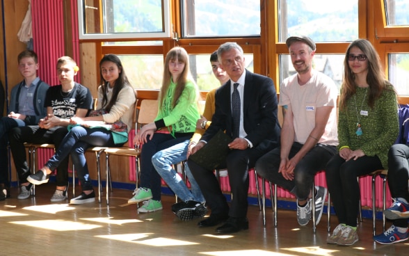 Il consigliere federale Didier Burkhalter con alcuni bambini del Villaggio Pestalozzi per bambini a Trogen (AR)