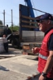 Ein Lastwagen vor einer Zweigstelle der Wasserwerke Voda Donbas in Krasnoarmeysk. Um den Lastwagen herum stehen Menschen.