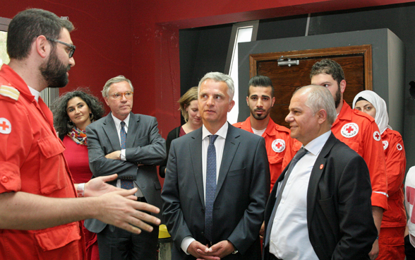 Bundesrat Didier Burkhalter mit Mitgliedern des Libanesischen Roten Kreuzes. © EDA