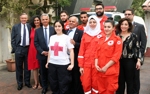 Bundesrat Didier Burkhalter mit Mitgliedern des Libanesischen Roten Kreuzes. © EDA