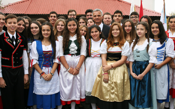 Bundesrat Didier Burkhalter mit Bewohnern aus Nueva Helvecia, von denen viele Nachkommen Schweizer Immigrantinnen und Immigranten sind. © EDA