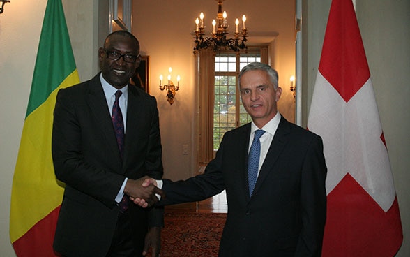 Il ministro degli affari esteri di Mali, Abdoulaye Diop e il capo degli affari esteri della Svizzera, Didier Burkhalter, durante la visita di lavoro a Berna. © DFAE