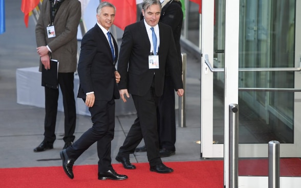 Il consigliere federale Didier Burkhalter entra nel Parco delle esposizioni della città di Amburgo, in Germania, dove si tiene il Consiglio dei ministri dell’OSCE.