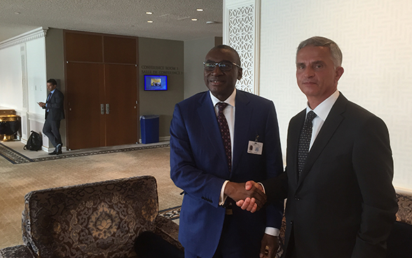 Bundesrat Didier Burkhalter spricht mit dem senegalesischen Justizminister Sidiki Kaba.