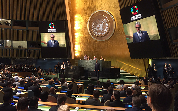 Italian opera singer Andrea Bocelli kicks off the 71st session of the UN General Assembly. 