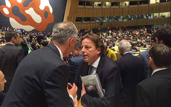 Le conseiller fédéral Didier Burkhalter salue son homologue néerlandais Bert Koenders.