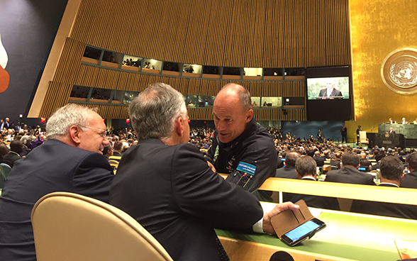 Schneider-Ammann e Didier Burkhalter con il pilota svizzero Bertrand Piccard. 