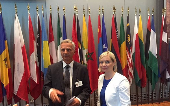 Le conseiller fédéral Didier Burkhalter avec Lilja Dögg Alfreosdottir, ministre des Affaires étrangères islandaise.