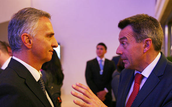 Il consigliere federale Didier Burkhalter a colloquio con il presidente del Comitato internazionale della Croce Rossa, Peter Maurer. © DFAE