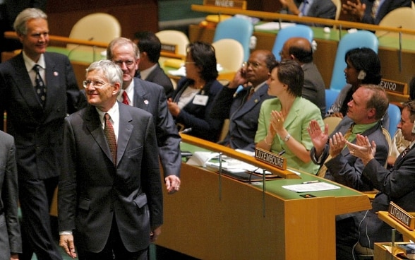 10 settembre 2002: il presidente della Confederazione Kaspar Villiger, l’ambasciatore Jenö Staehelin e il capo del Dipartimento federale degli affari esteri Joseph Deiss raggiungono la tribuna per i delegati all’Assemblea generale dell’ONU a New York.