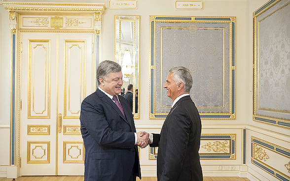 EDA-Vorsteher Didier Burkhalter trifft den ukrainischen Präsidenten Petro Poroschenko zum bilateralen Gespräch.