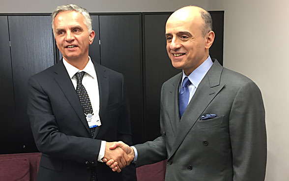 Federal Councillor Didier Burkhalter shakes hands with Saudi Minister of Foreign Affairs Adel bin Ahmed Al-Jubeir. 