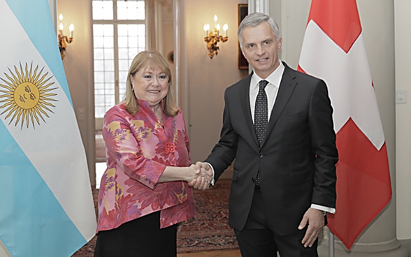 Didier Burkhalter, EDA-Vorsteher, schüttelt seiner argentinischen Amtskollegin Susana Malcorra die Hand.