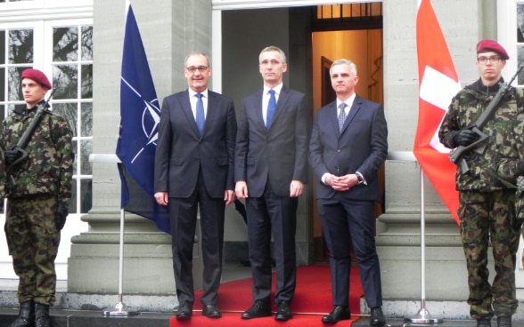 Il segretario generale della NATO, Jens Stoltenberg, tra i consiglieri federali Didier Burkhalter, capo del DFAE, e Guy Parmelin, capo del DDPS. © DFAE