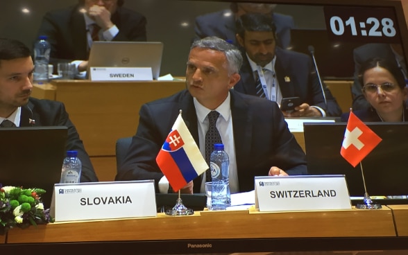 Il consigliere federale Burkhalter parla con i giornalisti in occasione della conferenza sulla Siria a Bruxelles. 