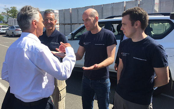 Didier Burkhalter en discussion avec trois membres de l’aide humanitaire suisse en Ukraine.