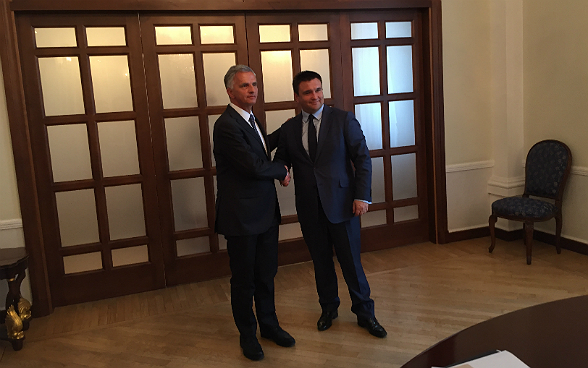 Didier Burkhalter und der ukrainische Aussenminister Pavlo Klimkin geben sich die Hand.