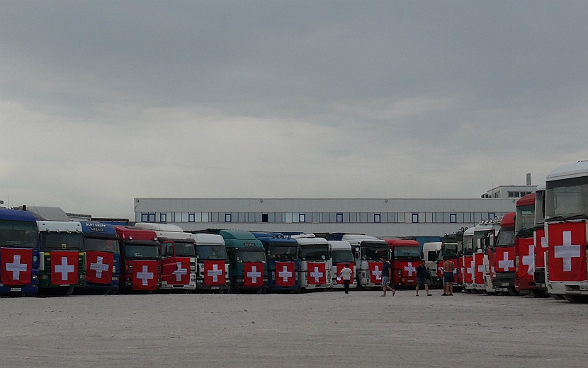 Die 85 Lastwagen des Hilfstransports in Abfahrtsformation.