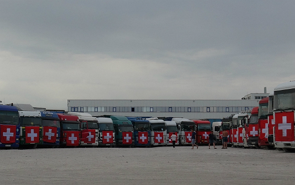 Gli 85 camion allineati su un piazzale, prima della partenza.