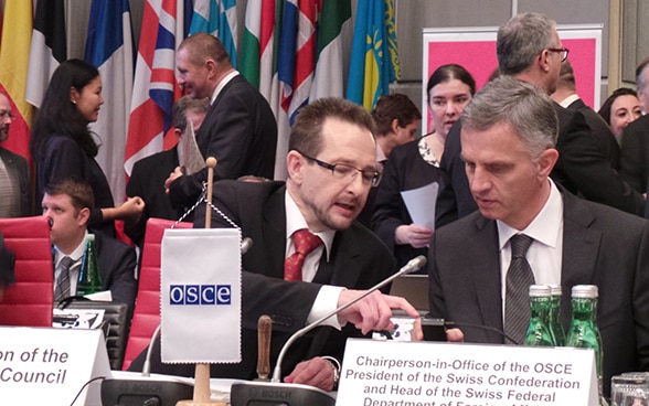 Thomas Greminger, hier 2014 mit dem damaligen amtierenden OSZE-Vorsitzenden Bundesrat Didier Burkhalter hat die Schweiz von 2010 bis 2015 als Ständiger Vertreter der Schweiz bei der OSZE repräsentiert. © EDA
