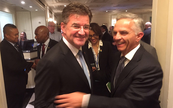 Didier Burkhalter échange avec Miroslav Lajčák, président de la 72e Assemblée générale de l'ONU.