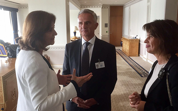 Bundesrat Didier Burkhalter und Bundespräsidentin Doris Leuthard im Gespräch mit der kolumbianischen Aussenministerin María Ángela Holguín Cuéllar.