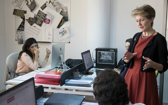 Bundesrätin Simonetta Sommaruga spricht mit jungen Jobsuchenden in der Trainingsfirma «TrEE» in Tunis, Tunesien, 3.10.2017.