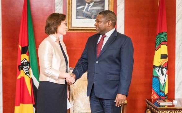 La segretaria di Stato Pascale Baeriswyl viene accolta il 5 ottobre 2017 a Maputo dal presidente mozambicano Filipe Jacinto Nyusi.