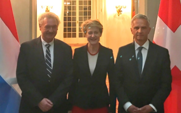Le ministre des affaires étrangères du Luxembourg Jean Asselborn (à gauche), la conseillère fédérale Simonetta Sommaruga (au milieu) et le conseiller fédéral Didier Burkhalter (à droite) à Berne, le 10 octobre 2017.