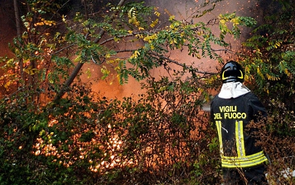 Ein italienischer Feuerwehrmann löscht den Brandherd.