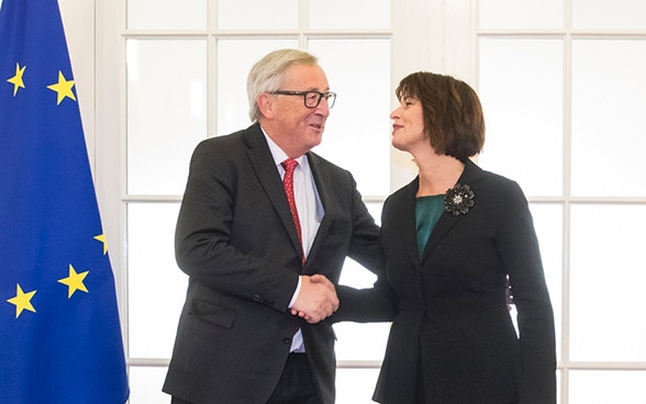 Doris Leuthard et Jean-Claude Juncker se saluent en donnant la main.