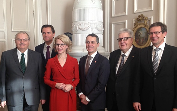 Il consigliere federale Ignazio Cassis posa per la foto ufficiale con la ministra degli esteri del Liechtenstein Aurelia Frick.