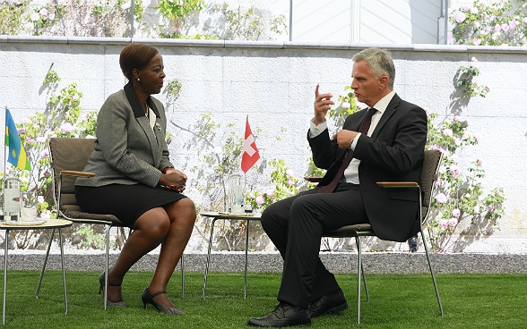 Didier Burkhalter discute avec la ministre rwandaise des affaires étrangères Louise Mushikiwabo