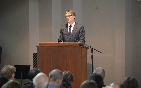 Benno Bättig, Generalsekretär des EDA und künftiger Vorsitzender der International Holocaust Remembrance Alliance (IHRA), hält am Internationalen Tag des Gedenkens an die Opfer des Holocaust eine Rede.