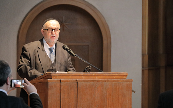 David Polnauer, rabbin de la Communauté juive de Berne, récite un Kaddish, prière juive pour les morts, en conclusion de la cérémonie.