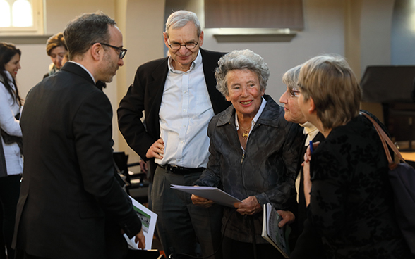 Moment d’échange entre les participants, à l’issue de de la cérémonie marquant la Journée internationale dédiée la mémoire des victimes de l'Holocauste.