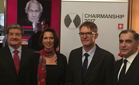 Passage de témoin à la présidence de l’IHRA avec, de gauche à droite: l’ambassadeur italien Sandro De Bernardin (président en 2018), l’ambassadrice suisse à Berlin Christine Schraner Burgener, Benno Bättig (actuel président) et l’ambassadeur roumain Mihnea Constantinescu (président sortant). 