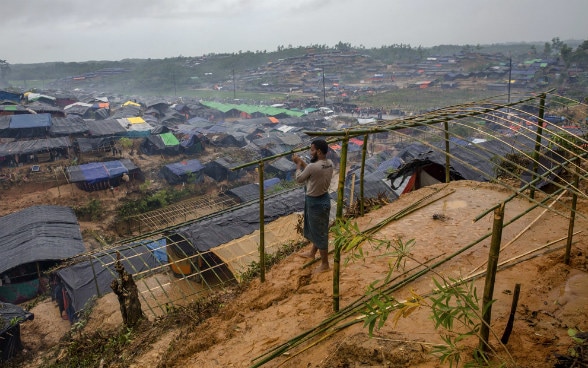 Nel campo di profughi Taiy Khali nel Bangladesh, un Rohingya costruisce un riparo per la sua famiglia, 20 settembre 2017.