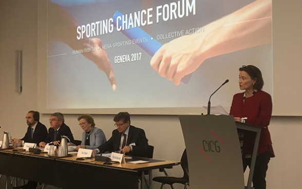Staatssekretärin Pascale Baeriswyl spricht am Rednerpult des Sporting Chance Forums 2017 in Genf. 